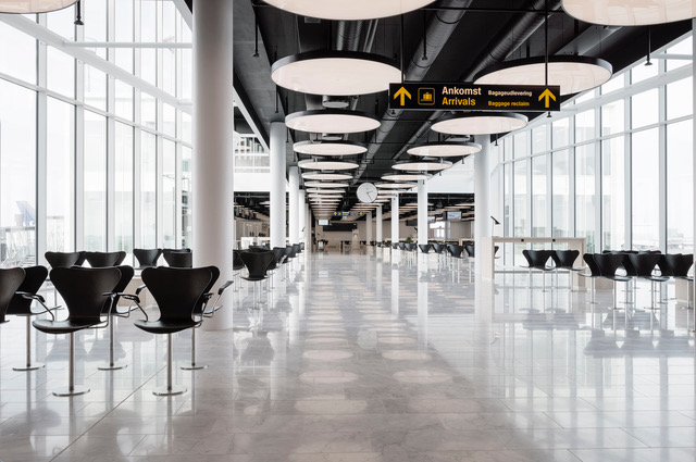 LEDlight lamper I ankomsthallen i Kastrup Lufthavn. Lyst vue med perspektiv